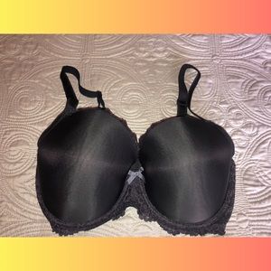 EUC. Black lace Victoria’s Secret sexy bra.